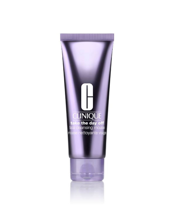Take The Day Off™ Facial Cleansing Mousse, Ένας πολυτελής μεταξένιος αφρός για καθαρισμό που αφαιρεί μεγάλης διάρκειας μακιγιάζ για καθαρή, αναζωογονημένη επιδερμίδα. Δερματολογικά ελεγμένο.