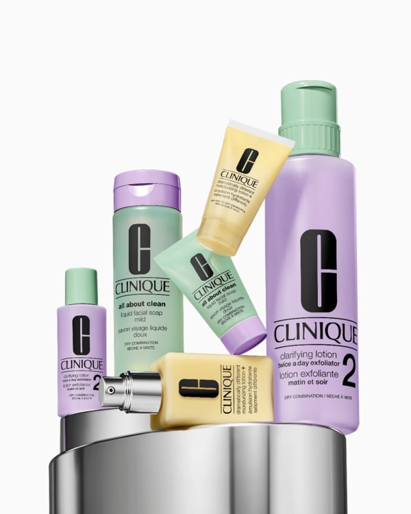Great Skin Everywhere Set: For Dry Combination Skin, Το θρυλικό 3 -Step Σύστημα Περιποίησης Επιδερμίδας της Clinique για επιδερμίδα με υγιή όψη—ένα σετ για το σπίτι, ένα για ταξίδι.