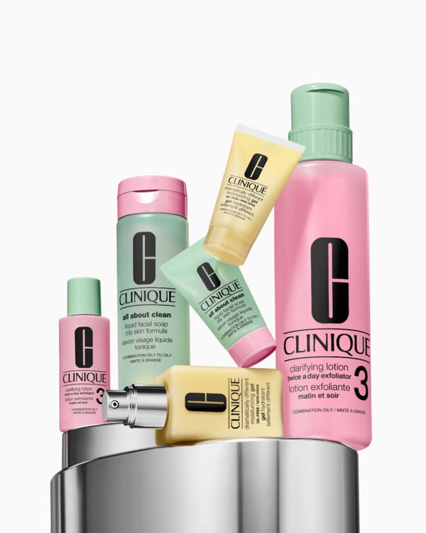 Great Skin Everywhere Set: For Combination Oily Skin, Το θρυλικό 3 -Step Σύστημα Περιποίησης Επιδερμίδας της Clinique για επιδερμίδα με υγιή όψη—ένα σετ για το σπίτι, ένα για ταξίδι. Εξατομικευμένο για πιο λιπαρό τύπο επιδερμίδας.
