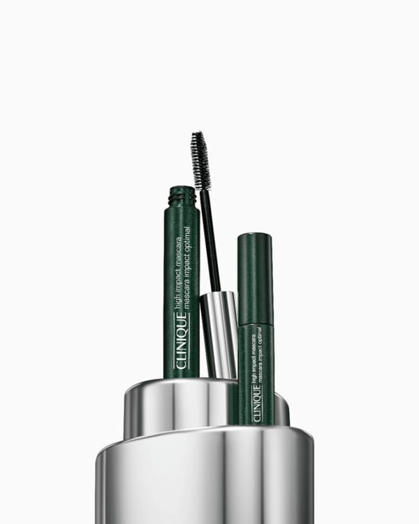 High Impact Mascara Duo Set, Διπλασιάστε την ένταση στα μάτια. Το σετ αυτό περιλαμβάνει το πιο αγαπημένο μάσκαρα της Clinique σε δύο μεγέθη — ένα για το σπίτι και ένα για τολμηρές βλεφαρίδες εν κινήσει.