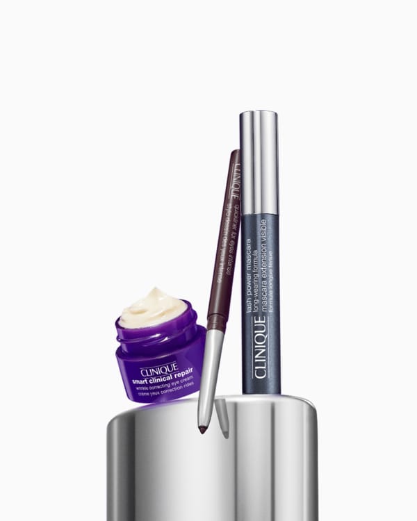 Eye Essential: 24 Hour Lashes Lash Power Mascara Set, Μια συλλογή από τρία προϊόντα για looks που μαγνητίζουν τα βλέμματα και βλεφαρίδες με διάρκεια. Περιλαμβάνει μια κρέμα για την περιοχή γύρω από τα μάτια, ένα μολύβι και ένα μεγάλης διάρκειας μάσκαρα.