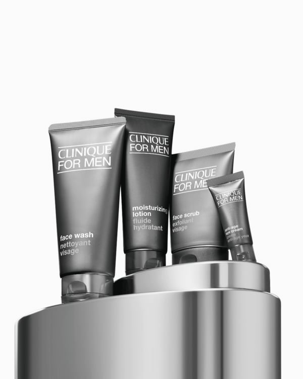 Great for Him: Clinique For Men Set For Dry Combination Skin, Μια συλλογή με τα απαραίτητα προϊόντα περιποίησης της ανδρικής επιδερμίδας για πιο ξηρό τυπό επιδερμίδας. Τέσσερα προϊόντα σε κανονικό μέγεθος για να διατηρήσουν την ξηρή επιδερμίδα λεία, με αίσθηση άνεσης και ενυδατωμένη.